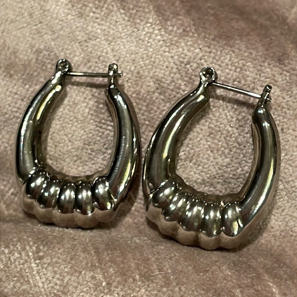 Silver Plated 80’s Puffy Hoop Earrings 1”